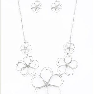 Vintage Paparazzi Silver Floral Necklace